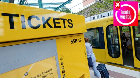 Ein Ticketautomat steht an einer Haltestelle einer U-Bahn in Stuttgart-Sillenbuch
