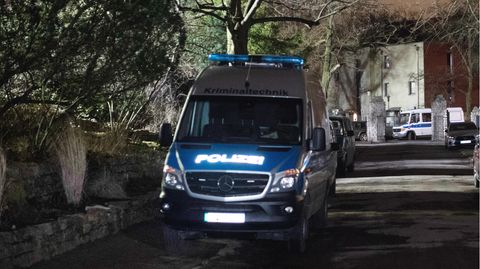 Ein Fahrzeug der Kriminaltechnik der Berliner Polizei steht an einem Park in Pankow
