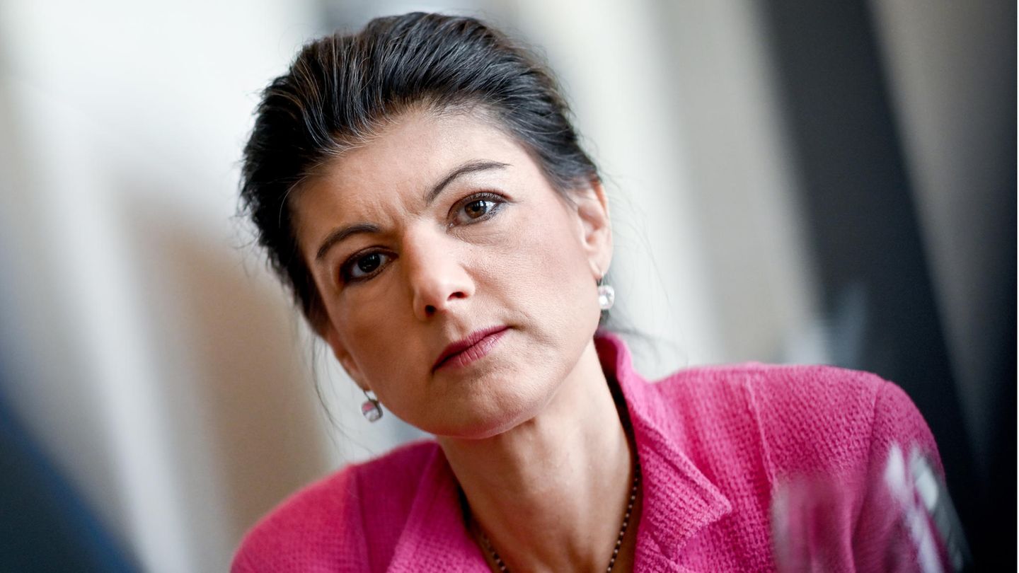 Sahra Wagenknecht schaut ernst in die Kamera