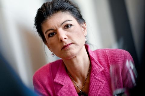Sahra Wagenknecht schaut ernst in die Kamera