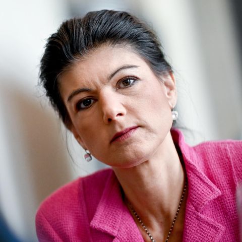 Sahra Wagenknecht schaut ernst in die Kamera