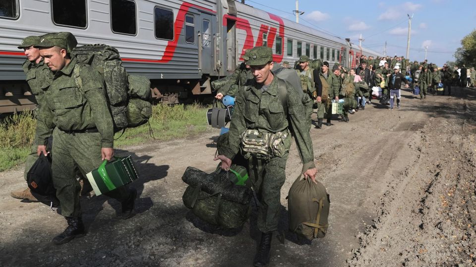Russische Rekruten für den Ukraine-Krieg im vergangenen September auf einem Bahnhof in Prudboi in der Region Wolgograd