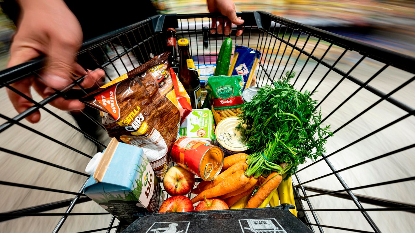 Ein gut gefüllter Einkaufswagen – seit Jahresbeginn ist der wegen der steigenden Inflation wieder teuerer geworden
