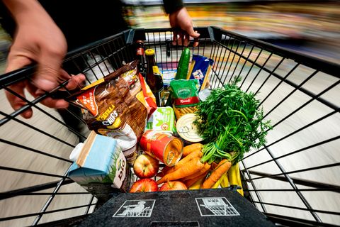 Ein gut gefüllter Einkaufswagen – seit Jahresbeginn ist der wegen der steigenden Inflation wieder teuerer geworden