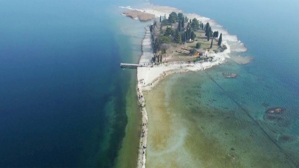 Erschreckende Aufnahmen: Wassermangel im Gardasee – Besucher erreichen Insel zu Fuß