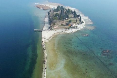 Erschreckende Aufnahmen: Wassermangel im Gardasee – Besucher erreichen Insel zu Fuß
