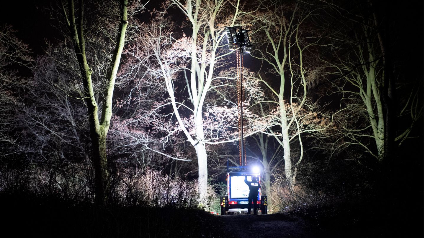 Nach dem Fund des leblosen Mädchens in einem Park in Berlin-Pankow war die Spurensicherung der Polizei über Stunden im Einsatz