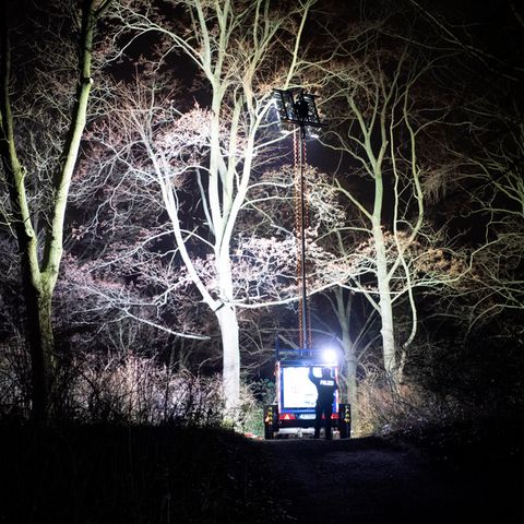 Nach dem Fund des leblosen Mädchens in einem Park in Berlin-Pankow war die Spurensicherung der Polizei über Stunden im Einsatz