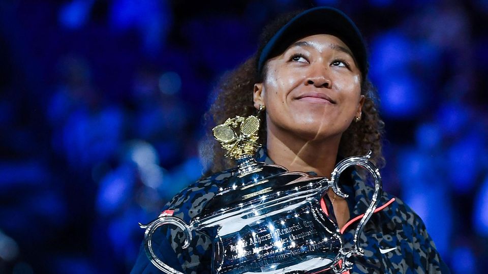 Naomi Osaka ist laut dem Ranking die mit Abstand bestbezahlte Sportlerin der Welt. "Forbes" bezifferte ihre Einnahmen 2022 auf rund 51,1 Mio. Dollar. 50 Mio. Dollar stammten demnach aus Werbeverträgen und Unternehmungen jenseits des Tennisplatzes. Die Japanerin (25), die in den USA aufwuchs, hat den Angaben zufolge unter anderem eine Talentagentur und eine Produktionsfirma gegründet. Ihr lukrativer Werbevertrag mit der Kryptobörse FTX endete hingegen nur acht Monate nach Abschluss wegen der Pleite des Unternehmens. Die Nummer eins bei den Männern war 2022 laut "Forbes" Fußballstar Lionel Messi mit 130 Mio. Dollar.