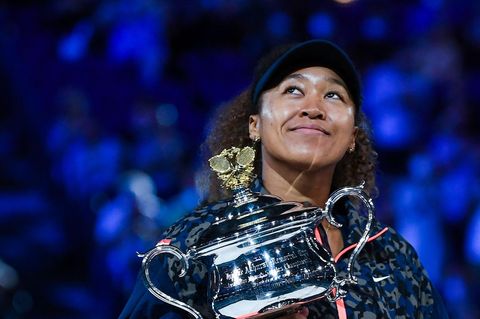 Naomi Osaka ist laut dem Ranking die mit Abstand bestbezahlte Sportlerin der Welt. "Forbes" bezifferte ihre Einnahmen 2022 auf rund 51,1 Mio. Dollar. 50 Mio. Dollar stammten demnach aus Werbeverträgen und Unternehmungen jenseits des Tennisplatzes. Die Japanerin (25), die in den USA aufwuchs, hat den Angaben zufolge unter anderem eine Talentagentur und eine Produktionsfirma gegründet. Ihr lukrativer Werbevertrag mit der Kryptobörse FTX endete hingegen nur acht Monate nach Abschluss wegen der Pleite des Unternehmens. Die Nummer eins bei den Männern war 2022 laut "Forbes" Fußballstar Lionel Messi mit 130 Mio. Dollar.