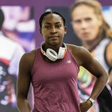 Tennis dominiert die Liste der bestbezahlten Sportlerinnen der Welt. Platz sieben ging an die zur Veröffentlichung des Rankings erst 18 Jahre alte Coco Gauff. Während in den Top 10 bei den Männern nur ein Spitzenverdiener unter 30 Jahre alt war, dominierten bei den Frauen die jungen Athletinnen. Die US-Amerikanerin Gauff verdiente laut "Forbes" 8 Mio. Dollar jenseits und 3,1 Mio. Dollar auf dem Platz. Gauff ist unter anderem Werbebotschafterin von New Balance.