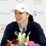 Mit Iga Świątek findet sich auf Platz fünf wieder eine Athletin, die den Großteil ihres Einkommens 2022 mit ihrem Sport verdiente. Dieser Posten summierte sich laut „Forbes“ bei der polnischen Tennisspielerin auf 9,9 Mio. Euro, unter anderem dank Siegen bei den French Open und US Open. Hinzu kamen laut dem Ranking 5 Mio. Dollar an Werbeeinnahmen, etwa von Asics oder dem polnischen Versicherer PZU.
