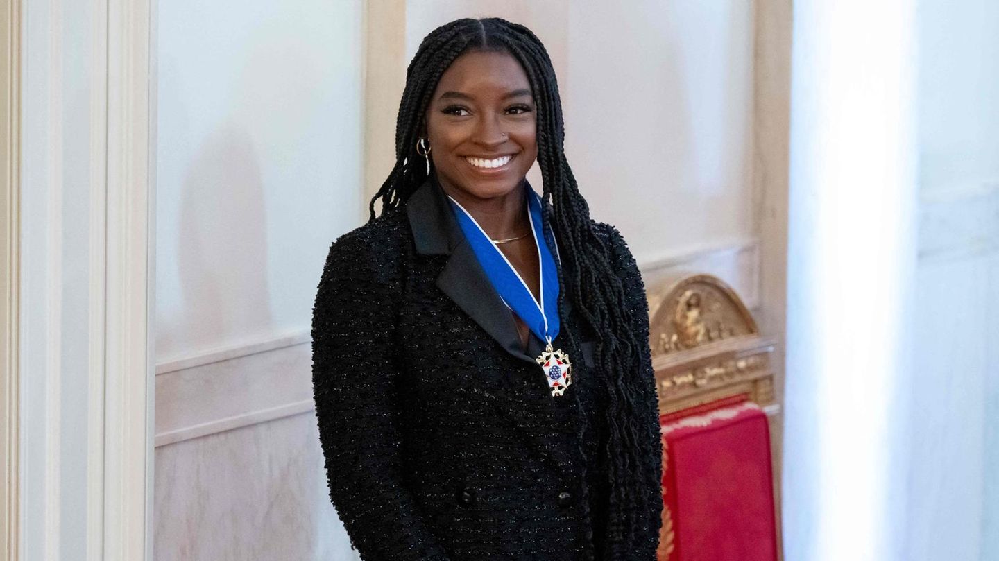 In vielen Sportarten geht es im Wettbewerb rein um die Ehre. So war Gymnastin Simone Biles vollständig auf ihre Einnahmen jenseits der Turnhalle angewiesen, um Platz acht des Rankings der bestbezahlten Sportlerinnen der Welt zu erobern. Das gelang der zur Veröffentlichung der Liste 25-jährigen US-Amerikanerin, die sieben olympische Medaillen gewonnen hat, mit einem Einkommen in Höhe von 10,0 Mio. Dollar. "Forbes" verzeichnete 2022 erstmals acht Frauen mit zweistelligem Millioneneinkommen.