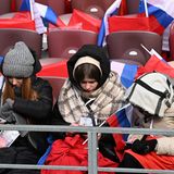 Drei junge Frauen warten auf den Beginn der großen Show. Bei einer Tagestemperatur von minus 12 Grad keine angenehme Beschäftigung. Im Vorfeld tauchten in den sozialen Netzwerken Nachrichten auf, die an die Studenten der russischen Hauptstadt verschickt worden waren. Dort wurden ihnen unter anderem Decken, gute Plätze und die Freistellung von Vorlesungen versprochen. 