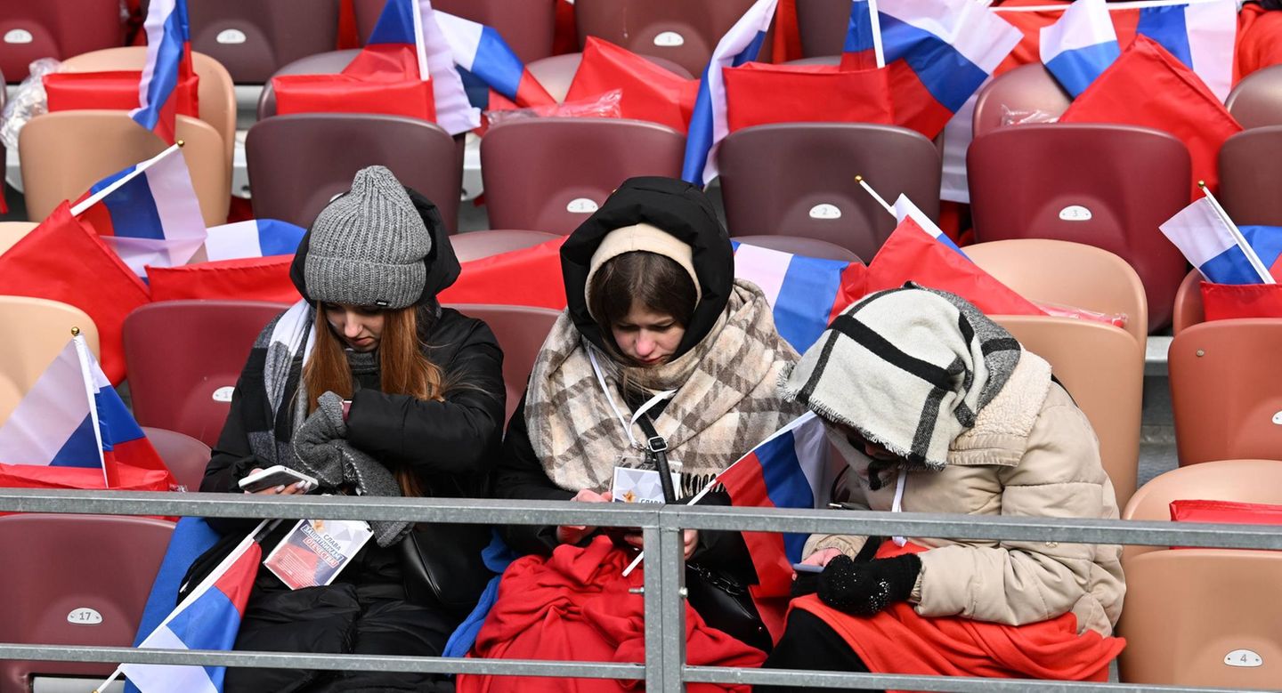 Drei junge Frauen warten auf den Beginn der großen Show. Bei einer Tagestemperatur von minus 12 Grad keine angenehme Beschäftigung. Im Vorfeld tauchten in den sozialen Netzwerken Nachrichten auf, die an die Studenten der russischen Hauptstadt verschickt worden waren. Dort wurden ihnen unter anderem Decken, gute Plätze und die Freistellung von Vorlesungen versprochen. 