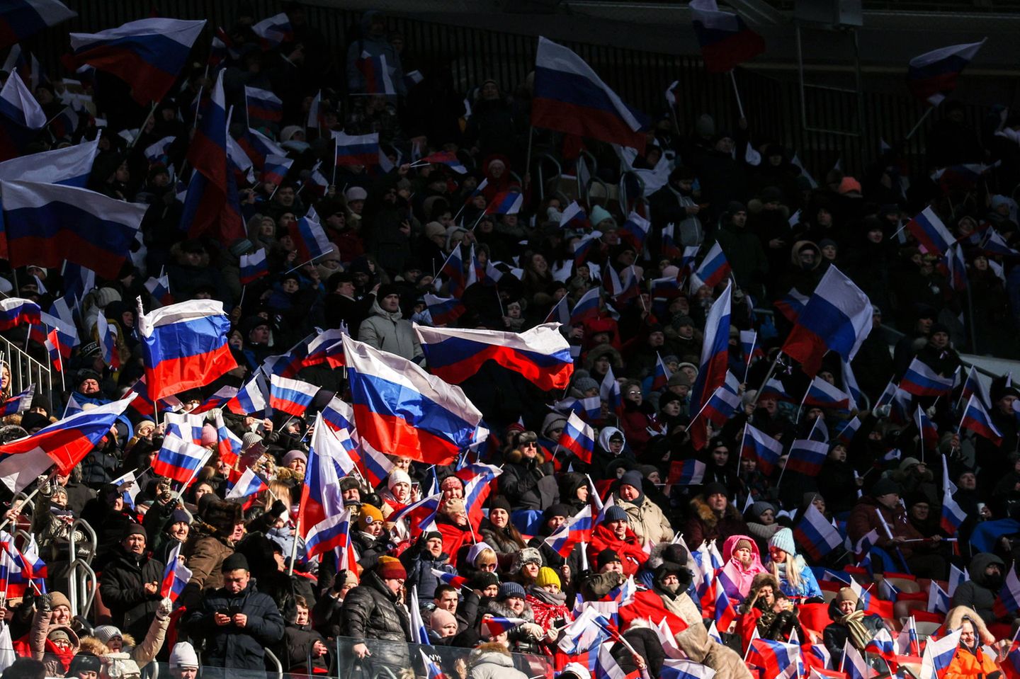Tickets für die Veranstaltung waren nirgends zu kaufen. Auch auf der Website des Luschniki-Stadions war für den 22. Februar kein Event verzeichnet. Stattdessen wurden Statisten engagiert, die die Zuschauertribünen füllten. 