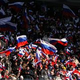 Tickets für die Veranstaltung waren nirgends zu kaufen. Auch auf der Website des Luschniki-Stadions war für den 22. Februar kein Event verzeichnet. Stattdessen wurden Statisten engagiert, die die Zuschauertribünen füllten. 