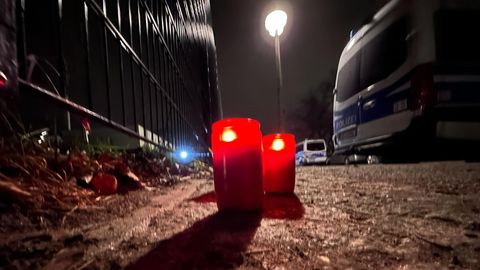 Menschen haben zum Gedenken an die getötete Fünfjährige am Bürgerpark in Berlin-Pankow Kerzen entzündet