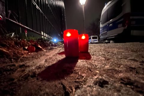 Menschen haben zum Gedenken an die getötete Fünfjährige am Bürgerpark in Berlin-Pankow Kerzen entzündet