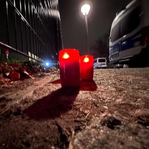 Menschen haben zum Gedenken an die getötete Fünfjährige am Bürgerpark in Berlin-Pankow Kerzen entzündet