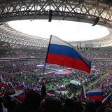 Als die Show begann, standen Tausende der bestellten Zuschauer noch draußen vor dem Stadion. Bis zum Schluss sollte sich die Arena nicht vollständig füllen.  