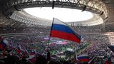 Als die Show begann, standen Tausende der bestellten Zuschauer noch draußen vor dem Stadion. Bis zum Schluss sollte sich die Arena nicht vollständig füllen.  