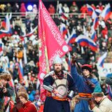 Die Veranstaltung hatte nichts mit der versprochenen Mega-Show zu tun. Den Anfang machte eine kostümierte Truppe, die eine Hommage an den russischen Soldaten durch alle Zeiten hinweg inszenieren sollte – von den Kriegern, die gegen Dschingis Khan gekämpft haben, bis zur Roten Armee. 