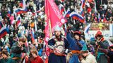 Die Veranstaltung hatte nichts mit der versprochenen Mega-Show zu tun. Den Anfang machte eine kostümierte Truppe, die eine Hommage an den russischen Soldaten durch alle Zeiten hinweg inszenieren sollte – von den Kriegern, die gegen Dschingis Khan gekämpft haben, bis zur Roten Armee. 