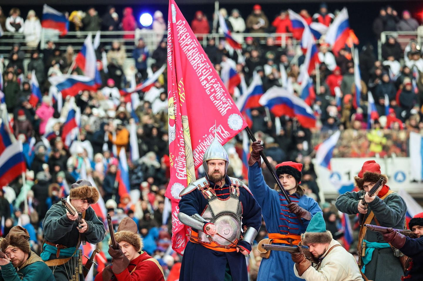 Bilder aus Moskau : Die Veranstaltung hatte nichts mit der versprochenen Mega-Show zu tun. Den Anfang machte eine kostümierte Truppe, die eine Hommage an den russischen Soldaten durch alle Zeiten hinweg inszenieren sollte – von den Kriegern, die gegen Dschingis Khan gekämpft haben, bis zur Roten Armee. Die Veranstaltung hatte nichts mit der versprochenen Mega-Show zu tun. Den Anfang machte eine kostümierte Truppe, die eine Hommage an den russischen Soldaten durch alle Zeiten hinweg inszenieren sollte – von den Kriegern, die gegen Dschingis Khan gekämpft haben, bis zur Roten Armee.