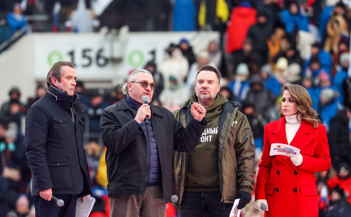 Der Vater eines angeblich im Ukraine-Krieg gefallenen Soldaten ließ die letzte Nachricht seines Sohnes abspielen. Doch nichts konnte das Publikum rühren. Durch den lauen Beifall waren immer wieder Buh-Rufe zu hören. Sogar die Moderatorin, Julia Baranowskaja (r.), verdrehte entnervt die Augen und kündigte schnell den nächsten Musik-Act an.