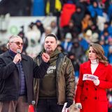 Der Vater eines angeblich im Ukraine-Krieg gefallenen Soldaten ließ die letzte Nachricht seines Sohnes abspielen. Doch nichts konnte das Publikum rühren. Durch den lauen Beifall waren immer wieder Buh-Rufe zu hören. Sogar die Moderatorin, Julia Baranowskaja (r.), verdrehte entnervt die Augen und kündigte schnell den nächsten Musik-Act an.