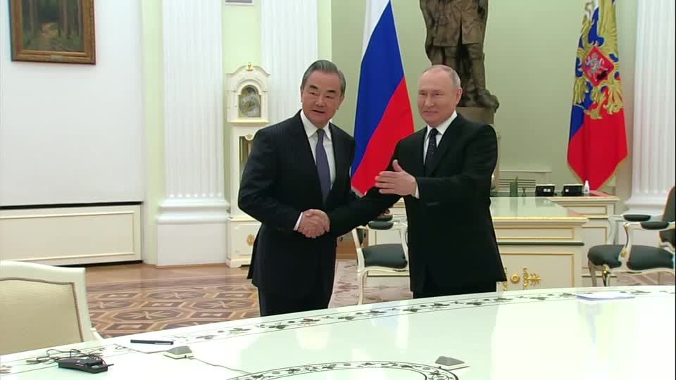 Video: Chinas oberster Diplomat in Moskau: "Beziehungen dürfen nicht von drittem Land bestimmt werden"