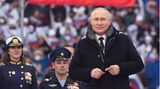 Als Wladimir Putin die Bühne betrat waren im Publikum einzelne "Russland"-Chöre zu vernehmen. Doch der Kreml-Chef hatte für die versammelten Zuschauer nur einige wenige Sätze übrig. Der russische Oberbefehlshaber gratulierte alle mit dem bevorstehenden Feiertag und schwärmte von seinen Militärs. Und dann war es auch schon Schluss. Nach einem letzten "Russland"-Ruf verließ er allein die Bühne. 