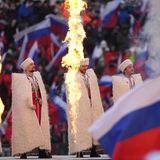 Männer in Camouflage, mit Z-Symbolik auf den Ärmeln und verkleideten Kosaken im Hintergrund versuchten, die Menge wach zu rütteln. 