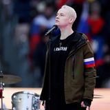 Ein wenig Bewegung brachte nur der Sänger Schaman ein, der mit blondierten Haaren und einem melodramatischen Gesicht seinen Hit "Ich bin Russe" brüllte. 