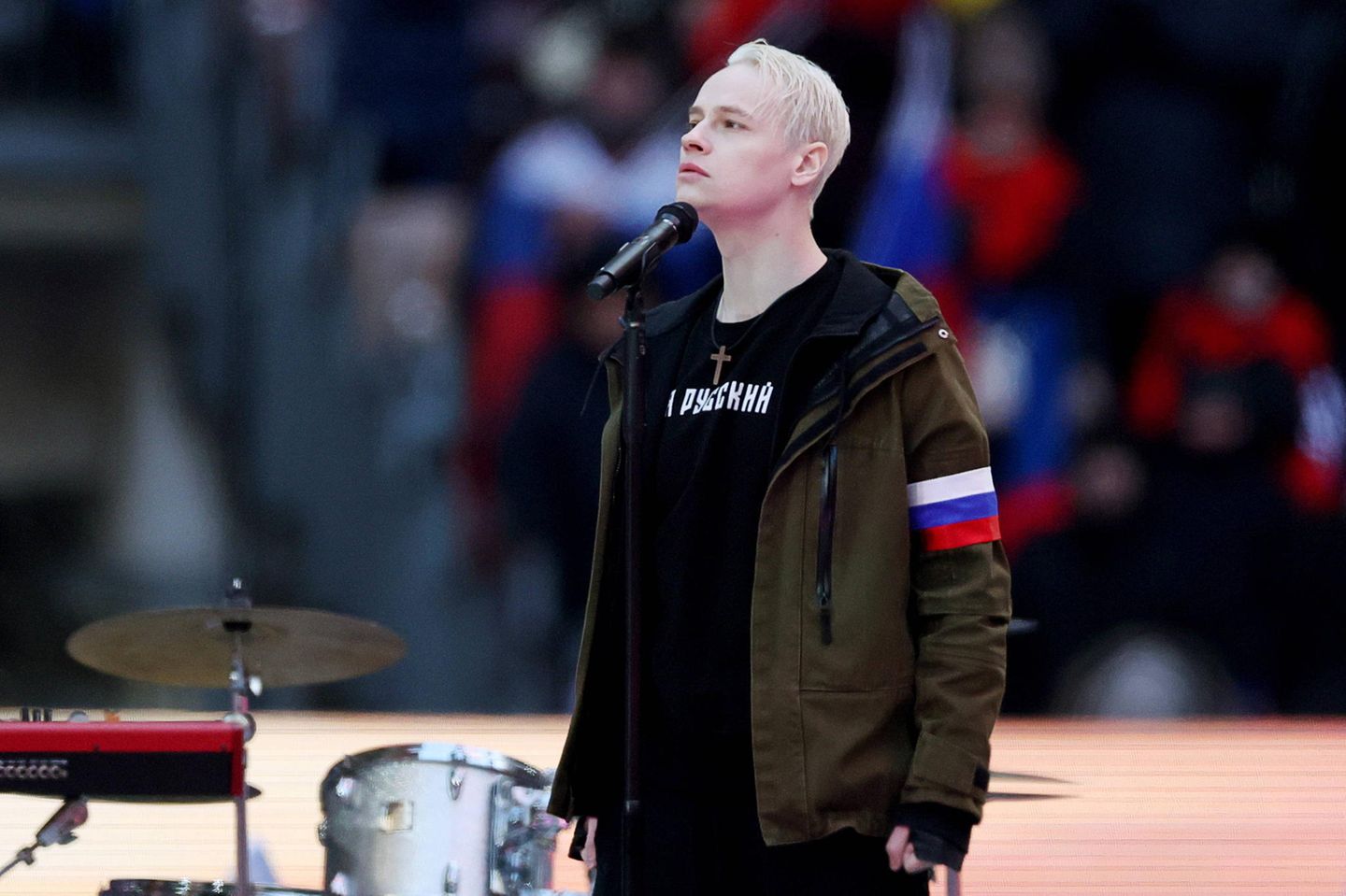 Ein wenig Bewegung brachte nur der Sänger Schaman ein, der mit blondierten Haaren und einem melodramatischen Gesicht seinen Hit "Ich bin Russe" brüllte. 