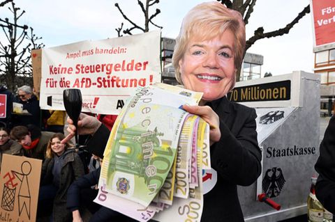 Demonstranten Protestieren gegen die AfD-nahe Desiderius Erasmus-Stiftung