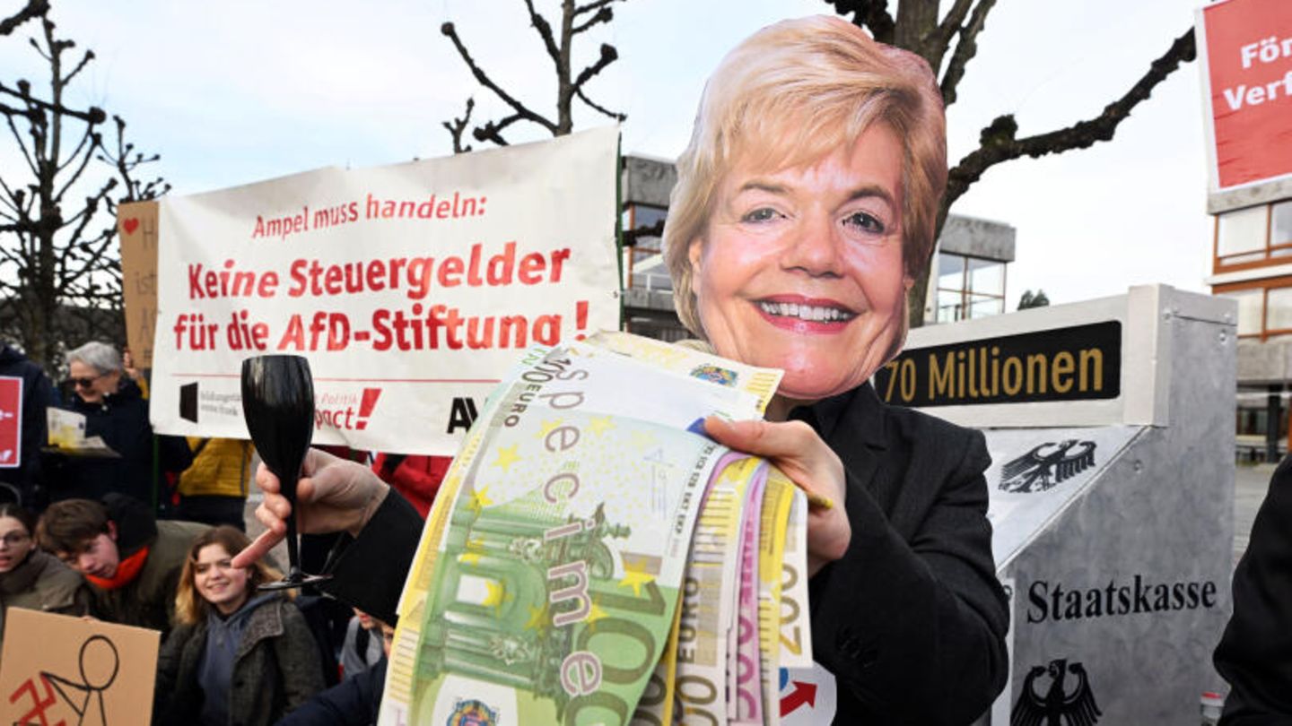 Demonstranten Protestieren gegen die AfD-nahe Desiderius Erasmus-Stiftung