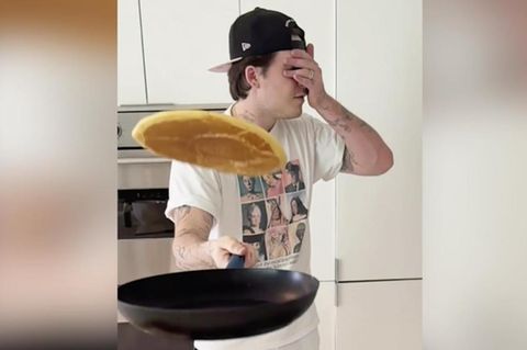 „Kannst du das mit geschlossenen Augen machen?“ Mit diesen Worten fordert Brooklyn Beckham seinen berühmten Vater David Beckham zu einem Pancake-Wende-Wettbewerb heraus. 
