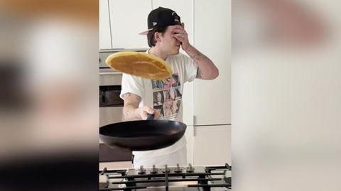 „Kannst du das mit geschlossenen Augen machen?“ Mit diesen Worten fordert Brooklyn Beckham seinen berühmten Vater David Beckham zu einem Pancake-Wende-Wettbewerb heraus. 