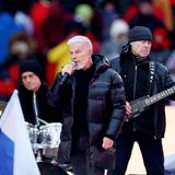 Die Karriere von Oleg Gasmanow war längst zu Ende – bis er im vergangenen Jahr ein Revival als Sänger patriotischer Lieder erlebte. In Moskau sorgte aber nicht seine Performance, sondern seine Jacke für Aufsehen. Internet-Nutzer identifizierten schnell das Modell von Prada für 340.000 Rubel, umgerechnet ca. 4245 Euro.   Dabei hatte sich der Sänger solche Mühe gegeben, die Marke seiner Jacke zu verbergen. Als er auf der Bühne ein paar Liegestütze vorführte, enthüllte er ein zugeklebtes Etikett. Geholfen hat das Manöver nicht. 