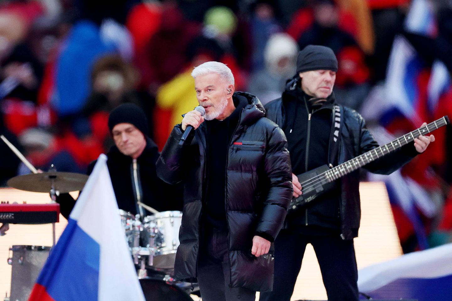 Die Karriere von Oleg Gasmanow war längst zu Ende – bis er im vergangenen Jahr ein Revival als Sänger patriotischer Lieder erlebte. In Moskau sorgte aber nicht seine Performance, sondern seine Jacke für Aufsehen. Internet-Nutzer identifizierten schnell das Modell von Prada für 340.000 Rubel, umgerechnet ca. 4245 Euro.   Dabei hatte sich der Sänger solche Mühe gegeben, die Marke seiner Jacke zu verbergen. Als er auf der Bühne ein paar Liegestütze vorführte, enthüllte er ein zugeklebtes Etikett. Geholfen hat das Manöver nicht. 