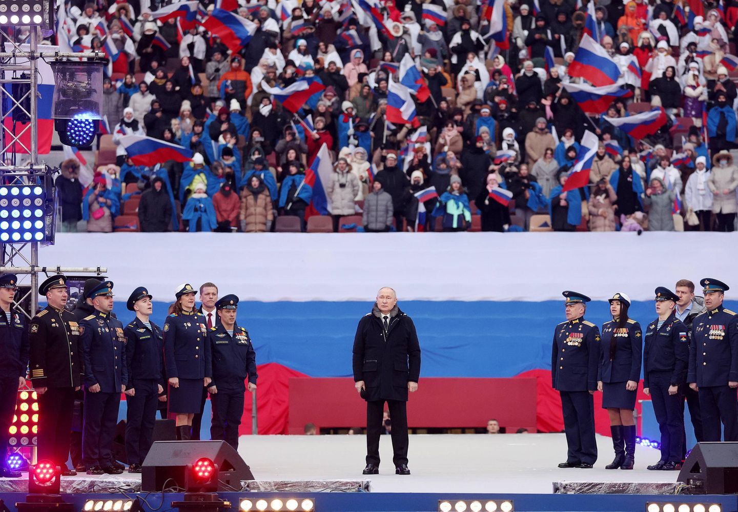 Bilder aus Moskau : Viele Zuschauer verließen das Stadion allerdings, bevor Putin überhaupt aufgetaucht war. In den sozialen Netzwerken berichteten Teilnehmer, dass gegen 13.30 Uhr der Tee, die Hot-Dogs und der in Russland heiß geliebte Buchweizen ausgehangen waren und die Leute sich massenweise auf den Heimweg machten. Viele Zuschauer verließen das Stadion allerdings, bevor Putin überhaupt aufgetaucht war. In den sozialen Netzwerken berichteten Teilnehmer, dass gegen 13.30 Uhr der Tee, die Hot-Dogs und der in Russland heiß geliebte Buchweizen ausgehangen waren und die Leute sich massenweise auf den Heimweg machten.
