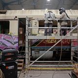 Auch fünf Waggons gehören zum Zug. Hier sind unter anderem Arbeiten an den Fenstern notwendig.