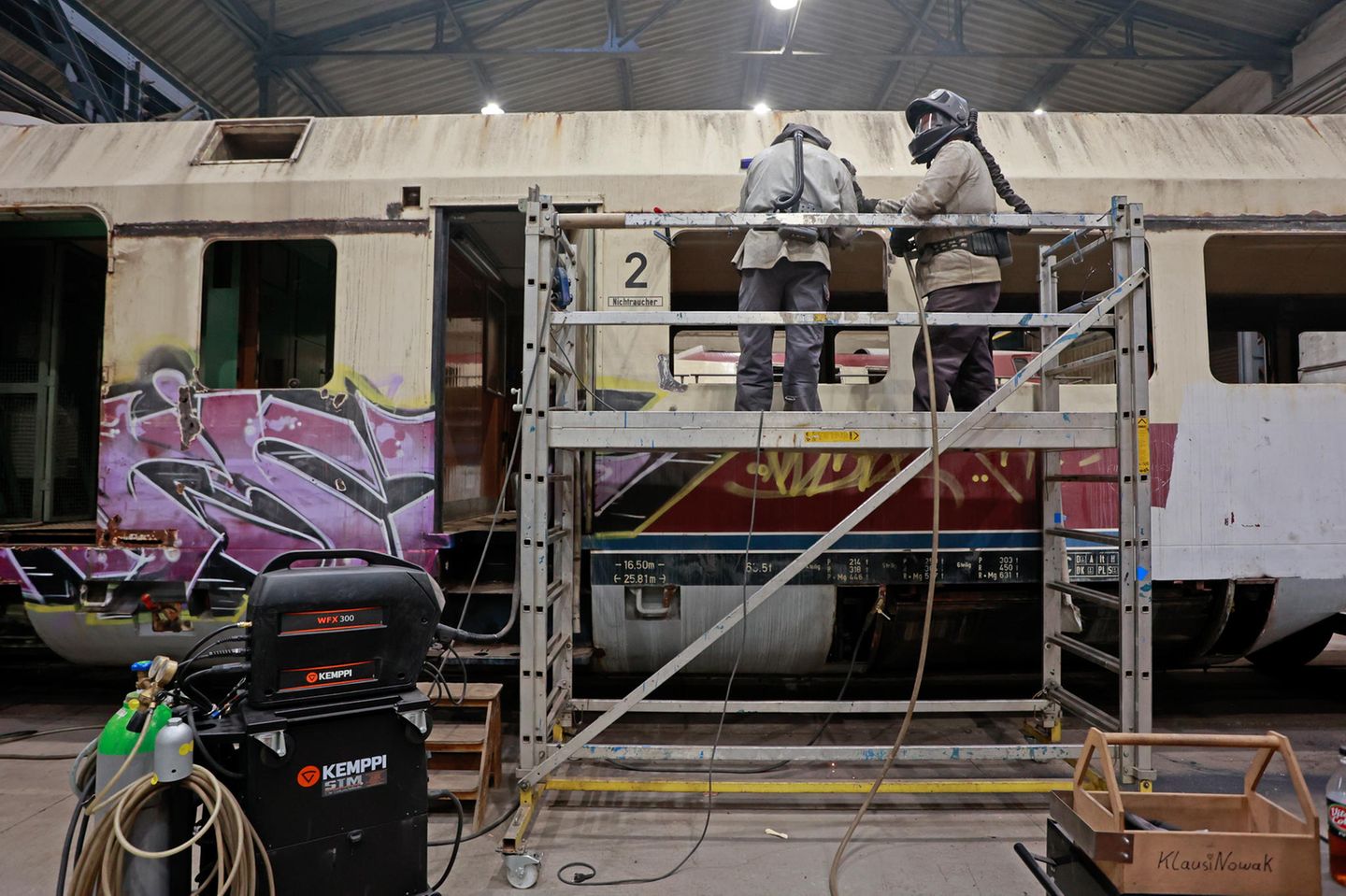 Auch fünf Waggons gehören zum Zug. Hier sind unter anderem Arbeiten an den Fenstern notwendig.