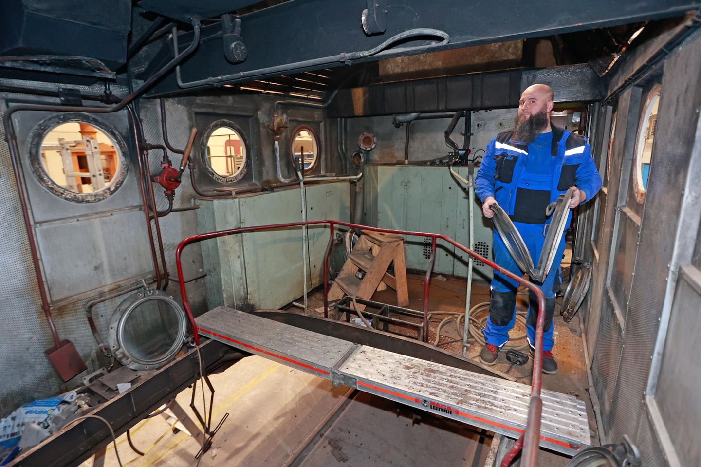Ein Mitarbeiter steht im Maschinenraum.