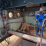 Ein Mitarbeiter steht im Maschinenraum.