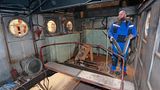 Ein Mitarbeiter steht im Maschinenraum.