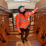 Mit Holz und großzügigen Abteilen überzeugte die Bahn.