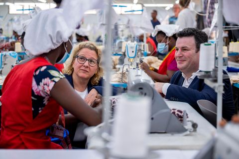 Svenja Schulze und Hubertus Heil im Gespräch mit einer Näherin